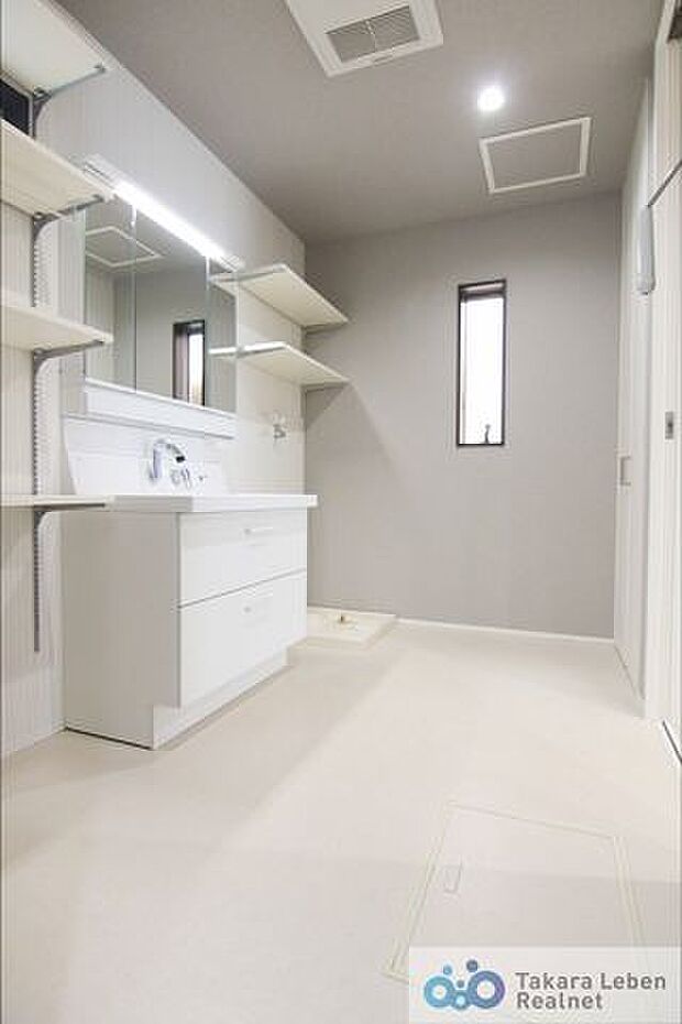 狭くなりがちな洗面室が広々とゆとりある広さ。洗濯機置場正面にもストレージあり。豊富な収納は、室内を綺麗に整頓するのに重要な設備です。