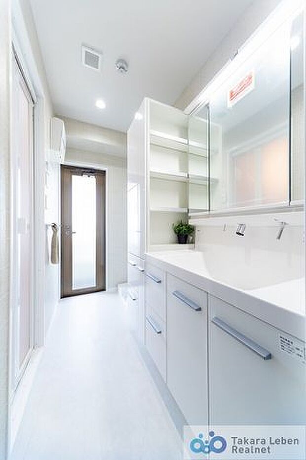 広々とした洗面所は収納豊富♪鏡台裏だけでなく、左側の棚にも収納スペースがあるのでアメニティグッズをスッキリ収納できます。