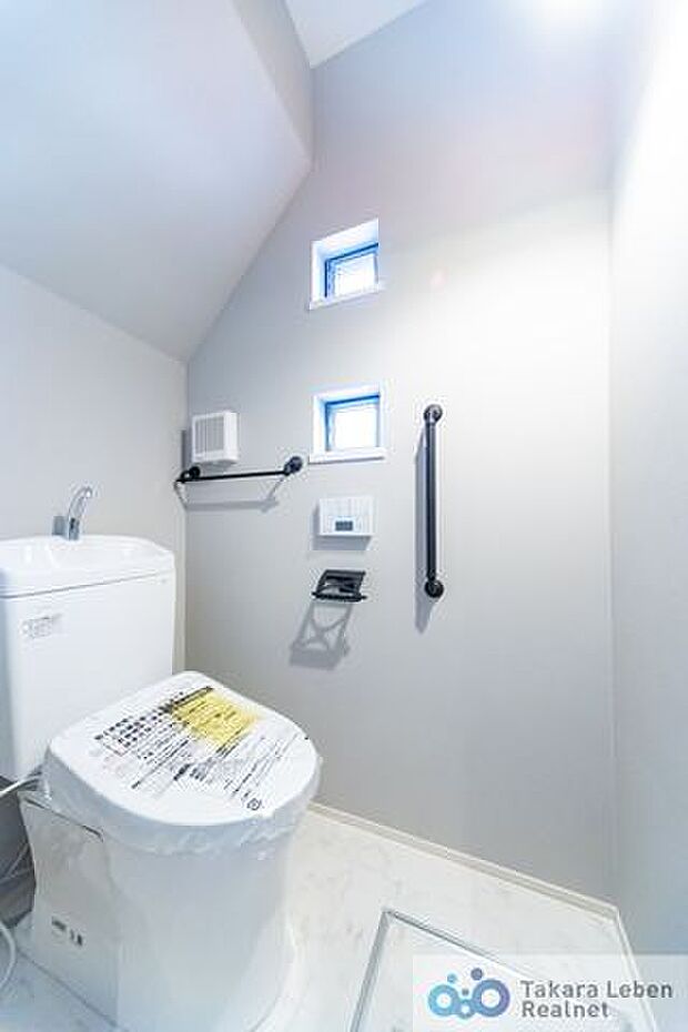 ウォシュレット機能付きのトイレ。タオルハンガー、トイレの立ち上がりに便利な手すりが標準装備しています。