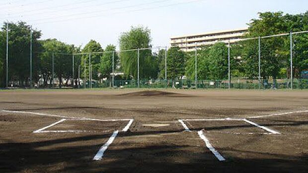 学田公園野球場 徒歩2分。 150m