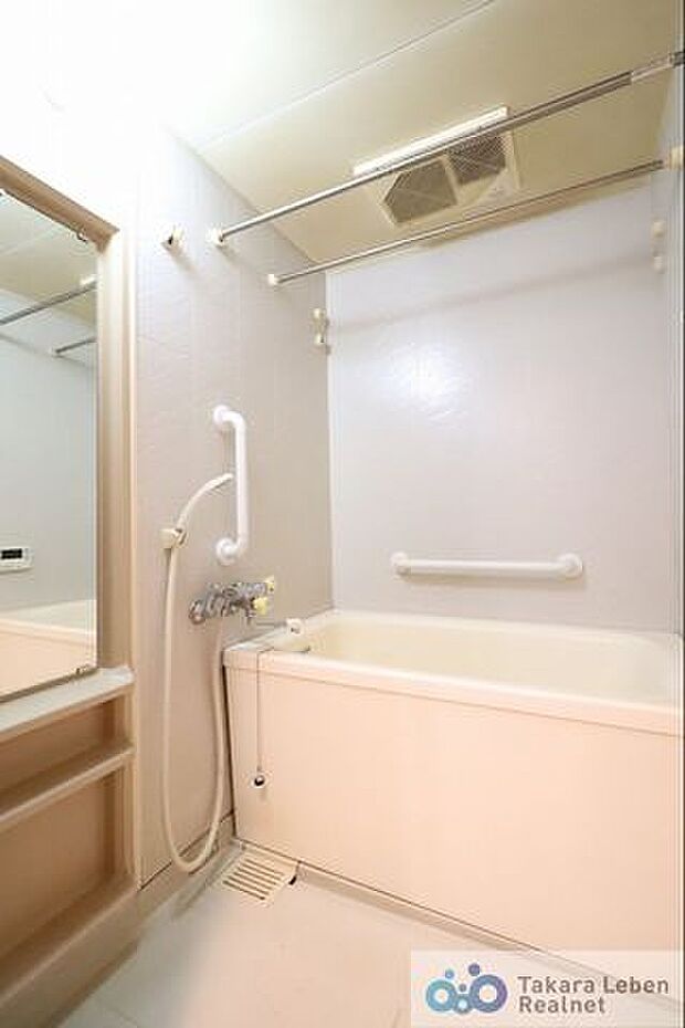浴室乾燥機付きユニットバス。物干しが2本あり、洗濯物が多い日も浴室内で干すことが出来ます。