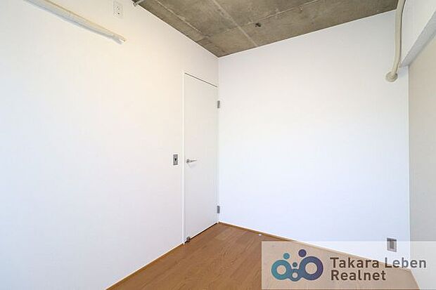 洋室3.5帖：感性を育むプライベートルームはシンプルでスマートな空間。