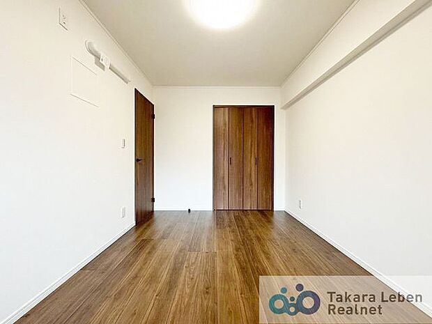 洋室6.2帖：居室にはクローゼットを完備し、自由度の高い家具の配置が叶うシンプルな空間です。