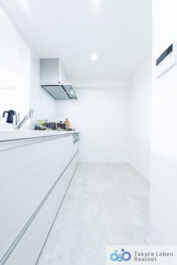 人気の対面式カウンターキッチン。調理スペースに小窓がついているため、換気扇とダブル使いで換気が可能となり、室内への匂いごもりが軽減され、心地いい空間を演出してくれます。
