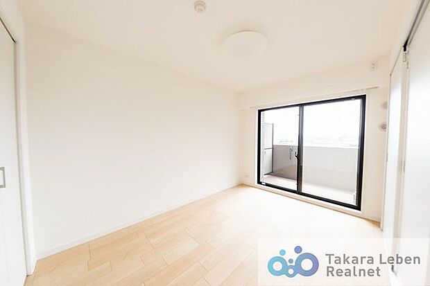 洋室6.0帖：大きな窓からは快適な光を取り入れ、通気性能を上げる事で居心地の良い空間を演出します。