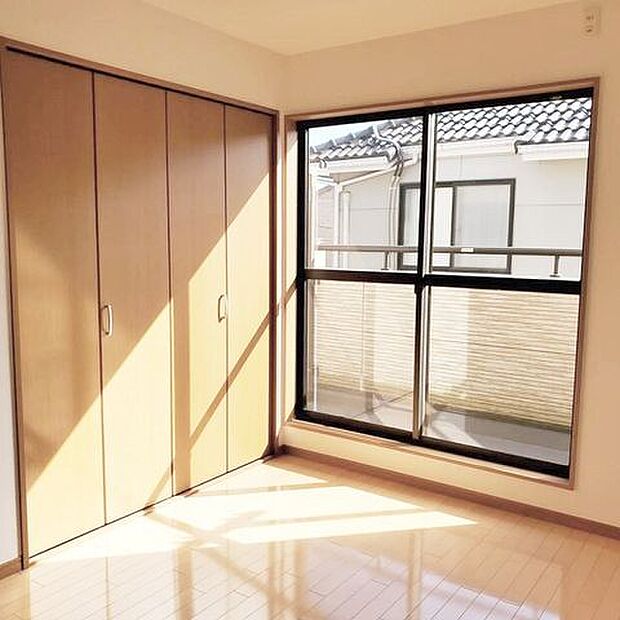 2階洋室6帖：大きな窓からは快適な光を取り入れ、通気性能を上げる事で居心地の良い空間を演出します。