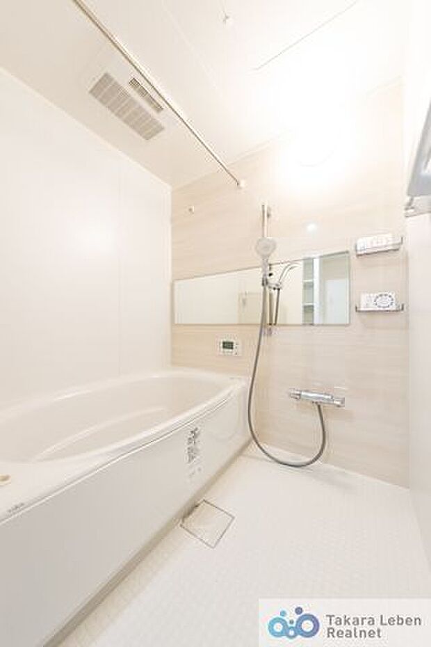 シンプルかつ、清潔さを感じさせるバスルーム。浴室乾燥機機能も付いている為、雨風がある際の室内干し等にご利用いただけます。