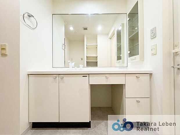 広々とした脱衣スペースには三面鏡裏収納付き洗面化粧台を設置の為、アメニティなどをスッキリ仕舞えます。