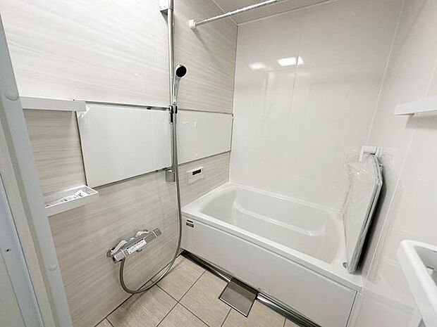 シンプルかつ、清潔さを感じさせるバスルーム。浴室乾燥機機能も付いているので、雨風がある際の室内干し等にご利用いただけます。