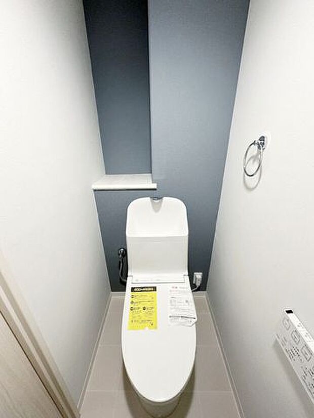 白を基調としたウォシュレットトイレは清潔感あるプライベート空間を演出します。アクセントクロスを使用し、オシャレな雰囲気に。