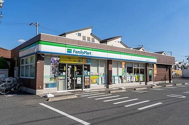 ファミリーマート六木二丁目店 徒歩2分。 90m