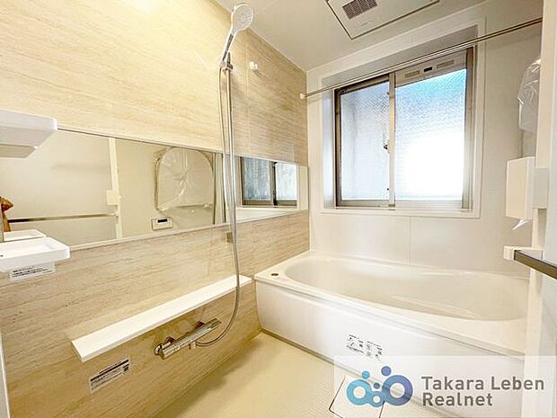 バスシンプルかつ、清潔さを感じさせるバスルーム。浴室乾燥機機能付き。