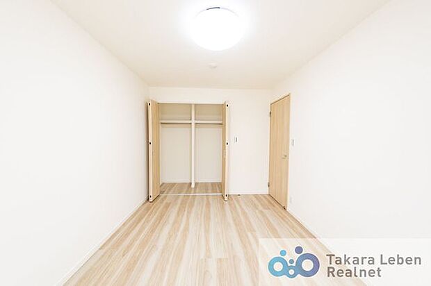 各洋室に十分な収納と適度な採光を確保しております。多用途でお使いいただけるので部屋割りに困りませんね。