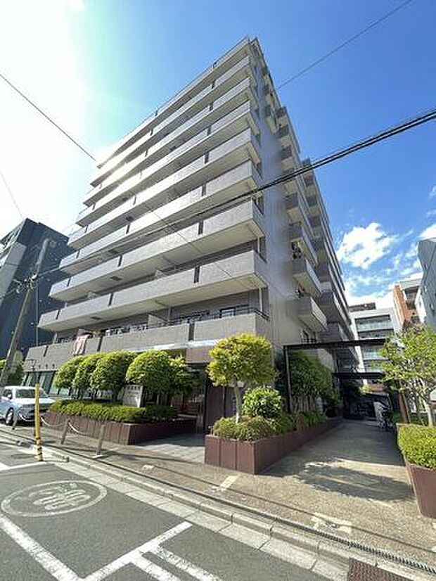 都営新宿線「菊川」駅から徒歩約6分。徒歩約10分圏内に生活便利な施設が揃う暮らしやすい住環境。セキュリティも充実です。