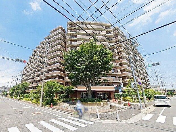 JR京浜東北線「西川口」駅から徒歩約7分。閑静な佇まいの総戸数189戸ビッグコミュニティ。徒歩圏内に生活便利な施設が揃う暮らしやすい環境です。