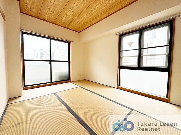 和室6帖：大きな掃き出し窓から採光が隅々まで行き渡る明るい空間です。