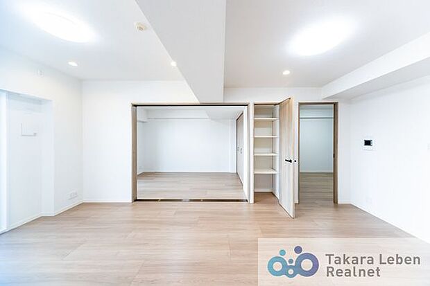 白を基調に明るい雰囲気のＬＤＫ。扉付きのリビング収納、可動式棚があり収納力豊富ですっきりと居住空間を保てます。