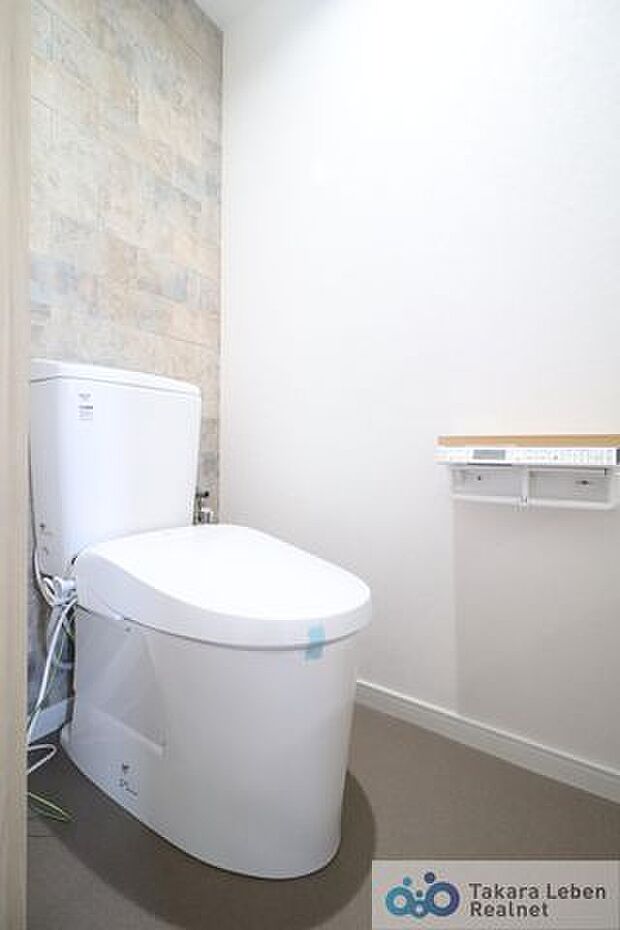 上階トイレ：ウォシュレット機能付きのトイレは壁掛けリモコンの上位グレードを採用。