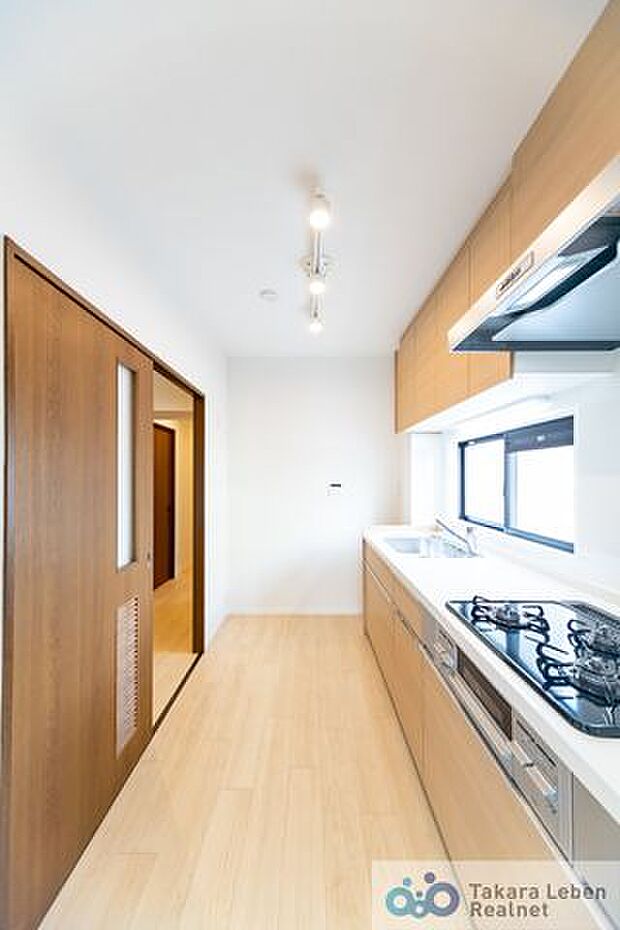 調理スペースに小窓があり、換気扇とダブル使いで換気が可能。室内への匂いごもりが軽減されます。