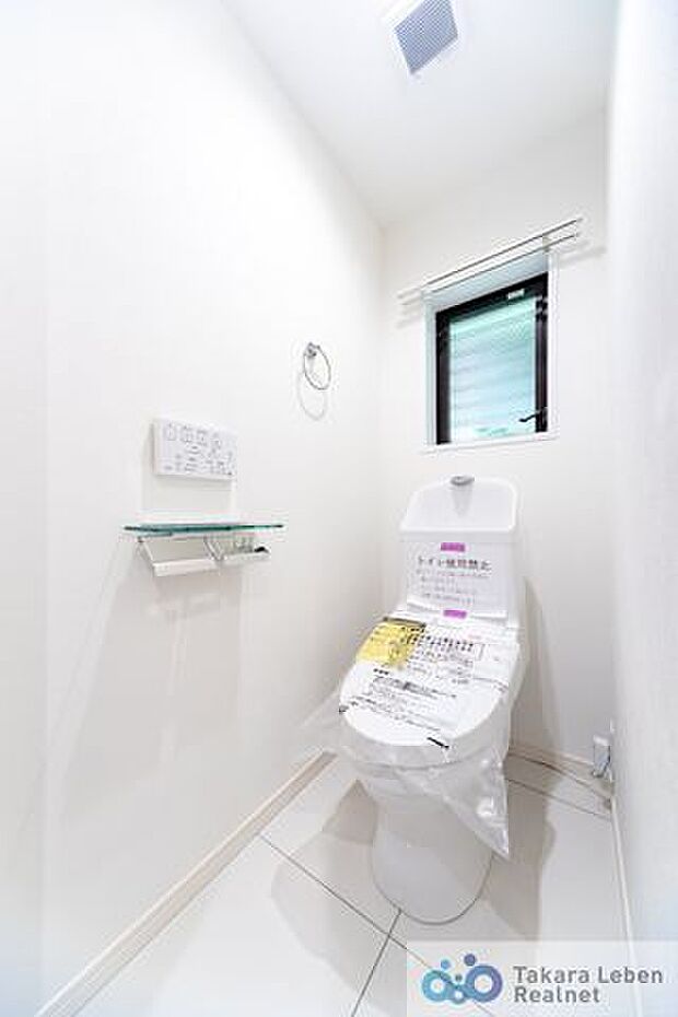 白を基調に清潔感のあるトイレ。トイレットペーパーホルダーとタオル掛けは標準で実装してます。