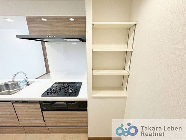 キッチン横に棚を設置。調味料や食品のストックの収納に便利です。