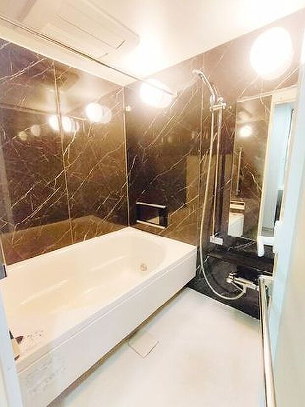 落ち着きのあるブラウンのアクセントパネルを使用しシンプルかつ、清潔さを感じさせるバスルーム。