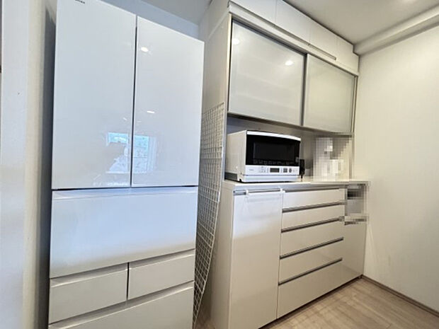 キッチン、冷蔵庫、食器棚スペース