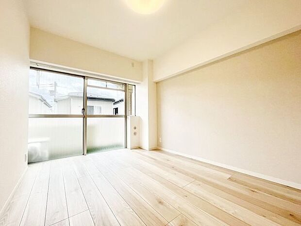 ■洋室　約5.7帖（2023年8月撮影）バルコニーに面しているこのお部屋は暖かな陽光が差し込みます。