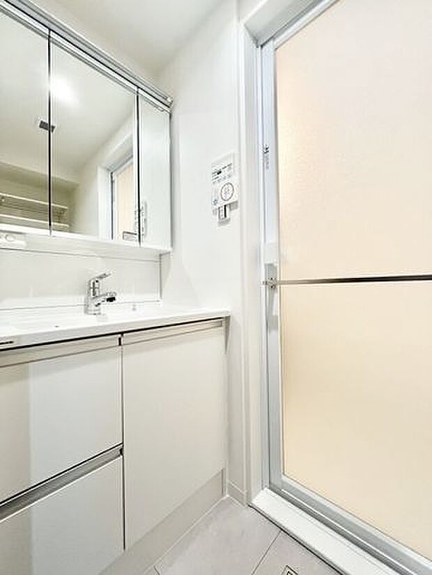 ■洗面（2024年2月撮影）三面鏡付き洗面台　鏡の裏には収納があり、散らかりがちな洗面周りも綺麗に保つことが出来ます。