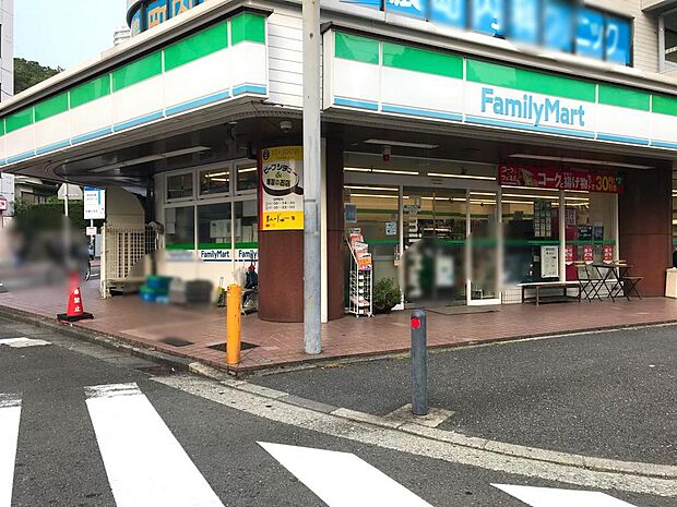 ファミリーマート東戸塚駅東口店まで290m（徒歩4分）