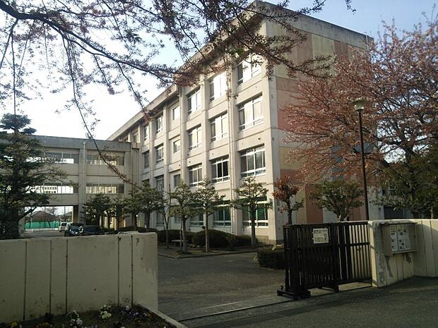 藤沢市立滝の沢中学校：徒歩3分（175ｍ）