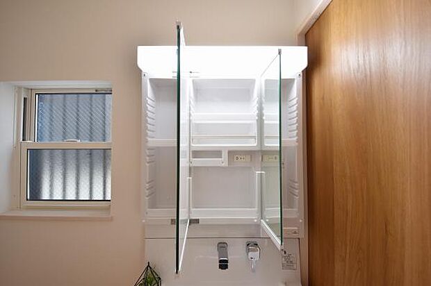 三面鏡の裏には収納がたっぷり。洗面室をすっきりきれいに使えます。