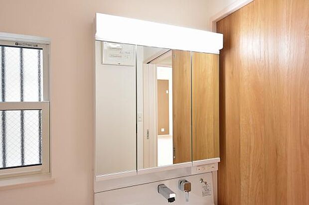 清潔感のあるボウル。開放感ある空間と、十分な大きさの鏡も自慢です。 