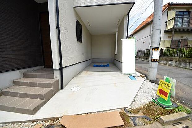 愛車を雨から守るビルトイン車庫。自転車もしっかり駐輪出来ます。