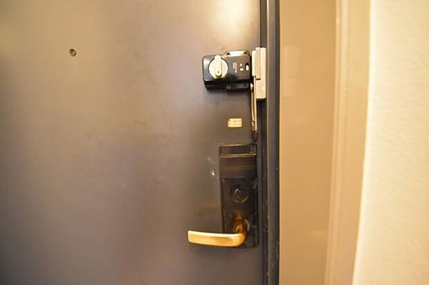 玄関ドアは安心のカードキーです。