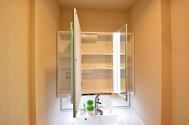 三面鏡の裏には収納がたっぷり。洗面室をすっきりきれいに使えます 
