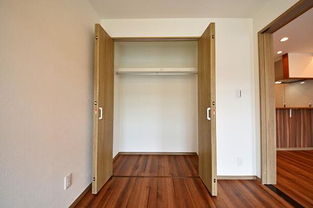大家族にもご対応可能な大型収納が、各居室に標準装備されております。
