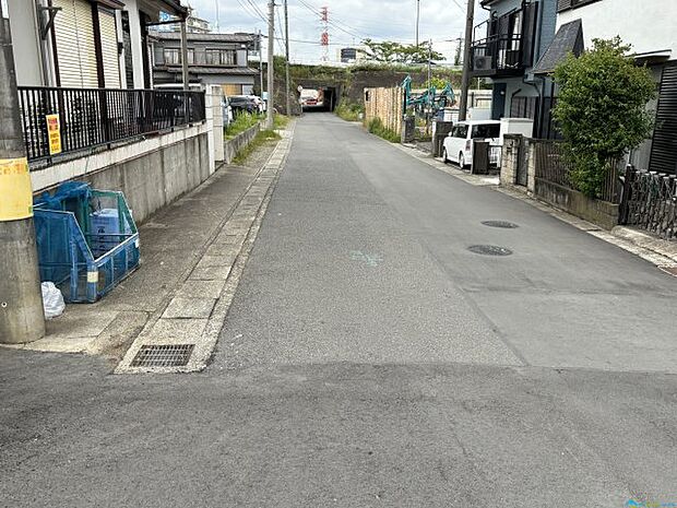 前面道路含む現地写真です