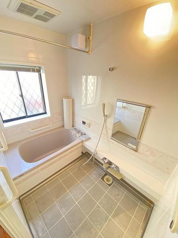1階バスルーム、雨の日に便利な浴室換気乾燥機（暖房・涼風・衣類乾燥）つき