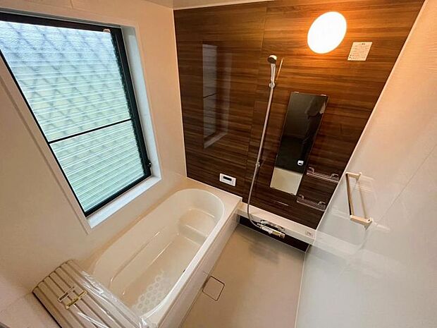 広々としたバスルーム。浴槽はベンチタイプとなっており疲れた足をベンチにあげ、マッサージしたりと大変便利です。なおかつ通常よりも節水になるのでオススメです。