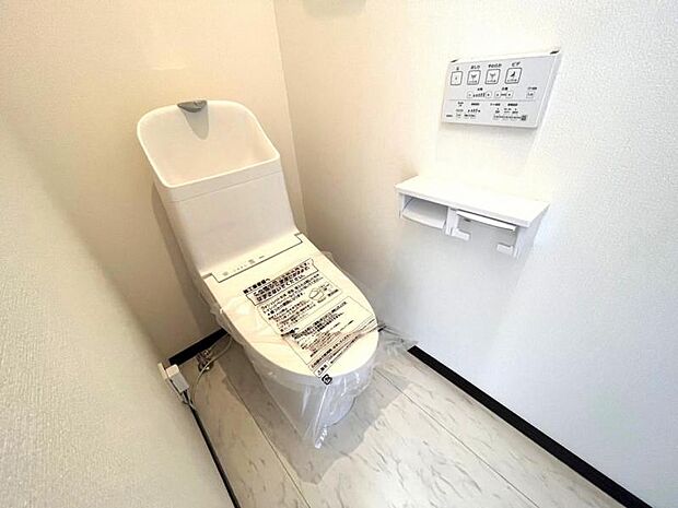 トイレは新品交換済み！お手入れしやすいウォシュレット付の多機能便座です。