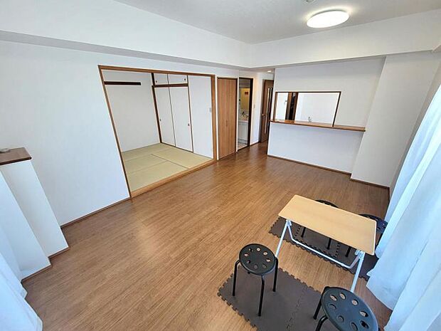 リビングダイニングから続く和室は7.9畳と広く、ホッとできる落ち着いた和空間です。　※畳表替え済 
