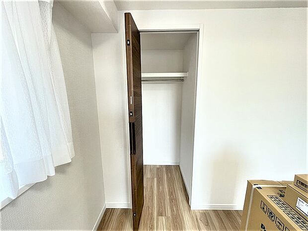 部屋と部屋の隙間をうまく使ったスリムな収納スペース。 