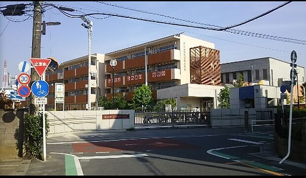 草加市立谷塚小学校（766m）