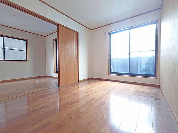 2階の洋室、隣の部屋とは間仕切り扉で仕切ることができます。