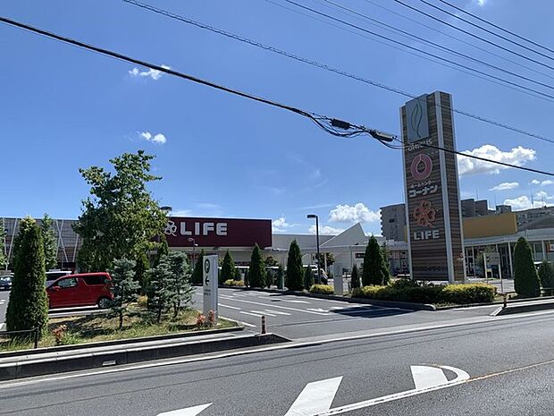 ウニクス吉川 スーパー「LIFE」やホームセンター「コーナン」などテナントとして入っております。（350m）