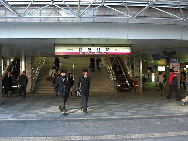 新越谷駅（1360m）