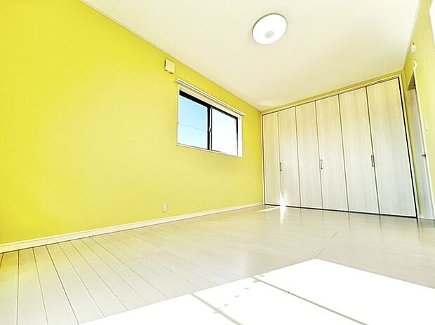 ベースカラーと異なった配色の壁紙を使用。ちょっとお部屋の雰囲気が変わります。 