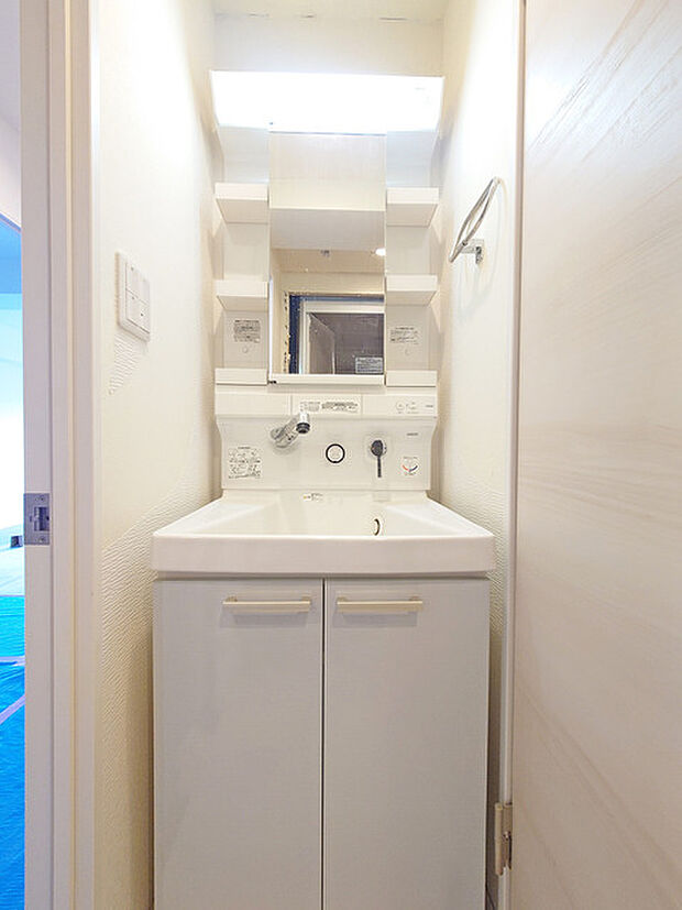 洗面化粧台は清潔感の漂うホワイトをベースカラーに、シンプルなデザインで。 