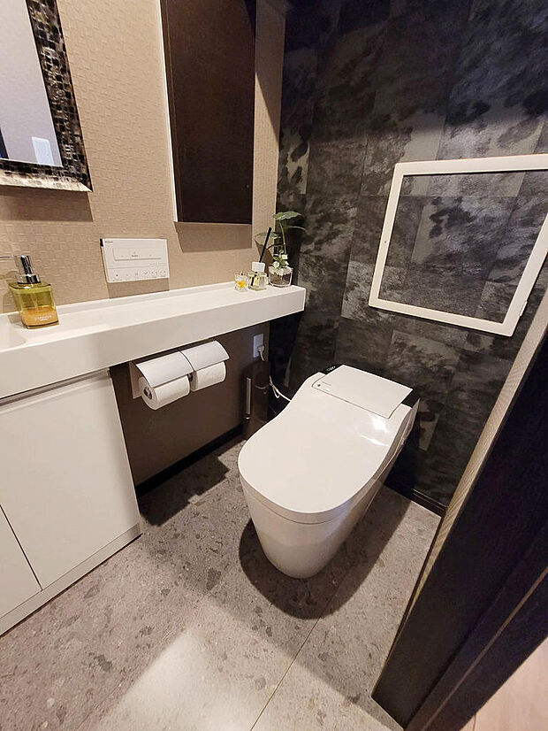 1階トイレ高級感のあるタンクレストイレ使用。